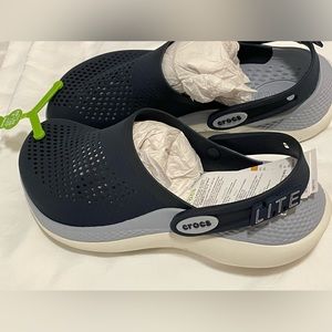 Crocs Lite Rider Clogs, women’s size 8, Navy, light blue, white NWT